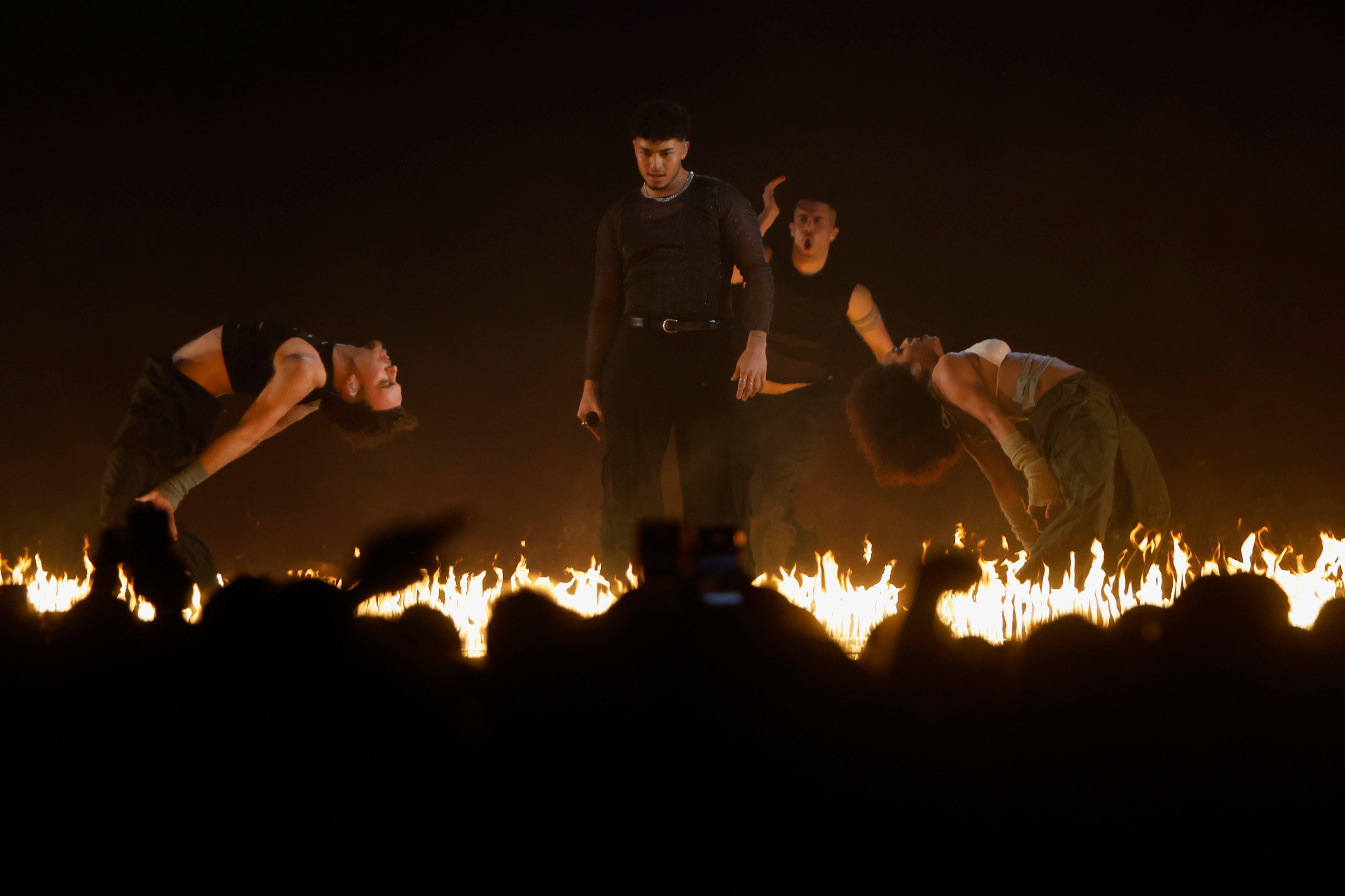 El cantante Benneth durante su actuación en la primera semifinal del Benidorm Fest 2026 que se ha celebrado este martes en la ciudad alicantina.