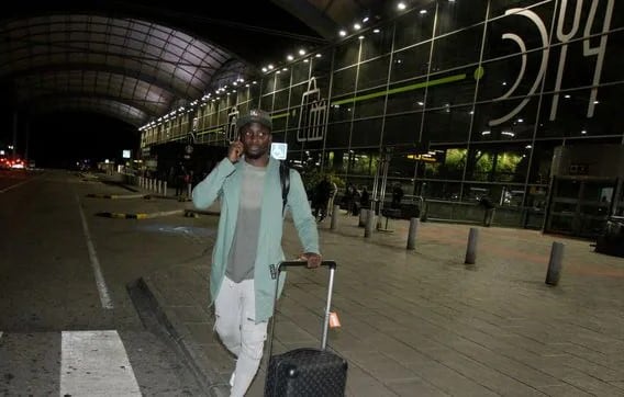 El futbolista africano aterrizó en la noche del jueves en Alicante para sumarse a los entrenamientos del Eldense.