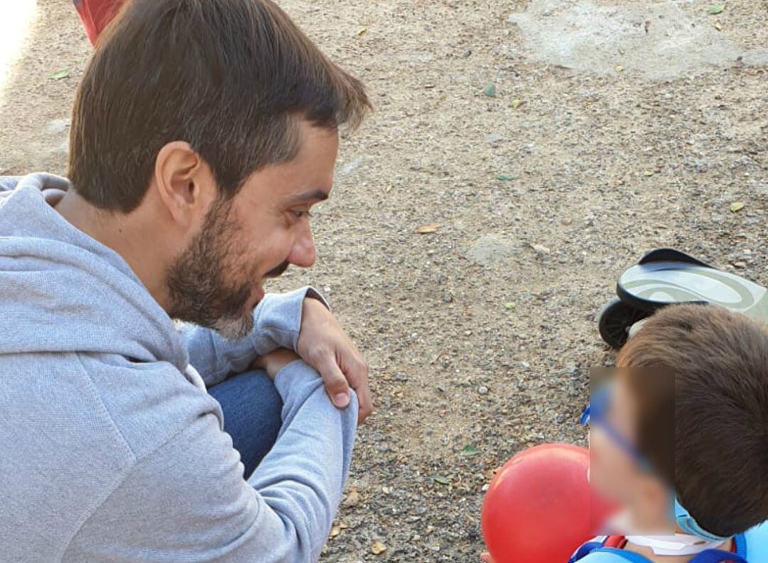 Manuel Rodríguez, enfermero, junto al pequeño Gabriel, a la salida del colegio este martes