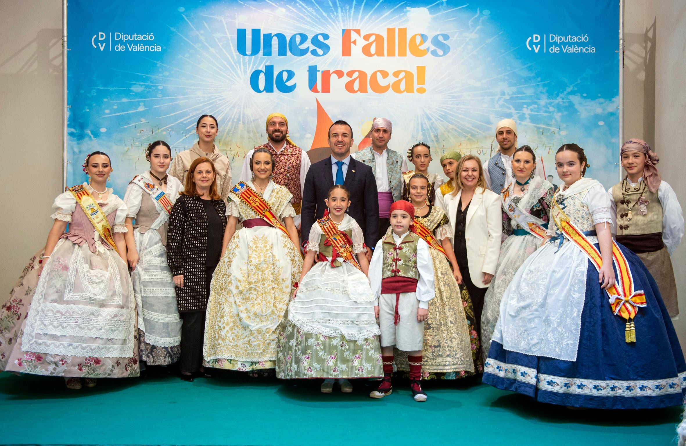 El presidente de la corporación provincial, Vicent Mompó, junto a las falleras mayores de Valencia Mª Estela Arlandis y Marina García, reciben a la junta local La Llosa de Ranes