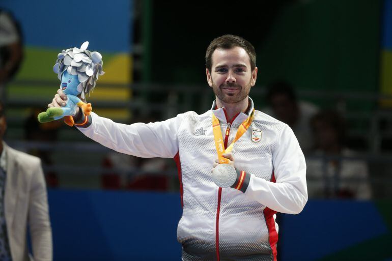 RIO06. RÍO DE JANEIRO (BRASIL), 11.09.2016.- El español Álvaro Valera posa con la medalla de plata de tenis de mesa individual masculino clase 6 hoy, domingo 11 de septiembre de 2016, durante los Juegos Paralímpicos Río 2016, en el Riocentro Pabellón 3 de