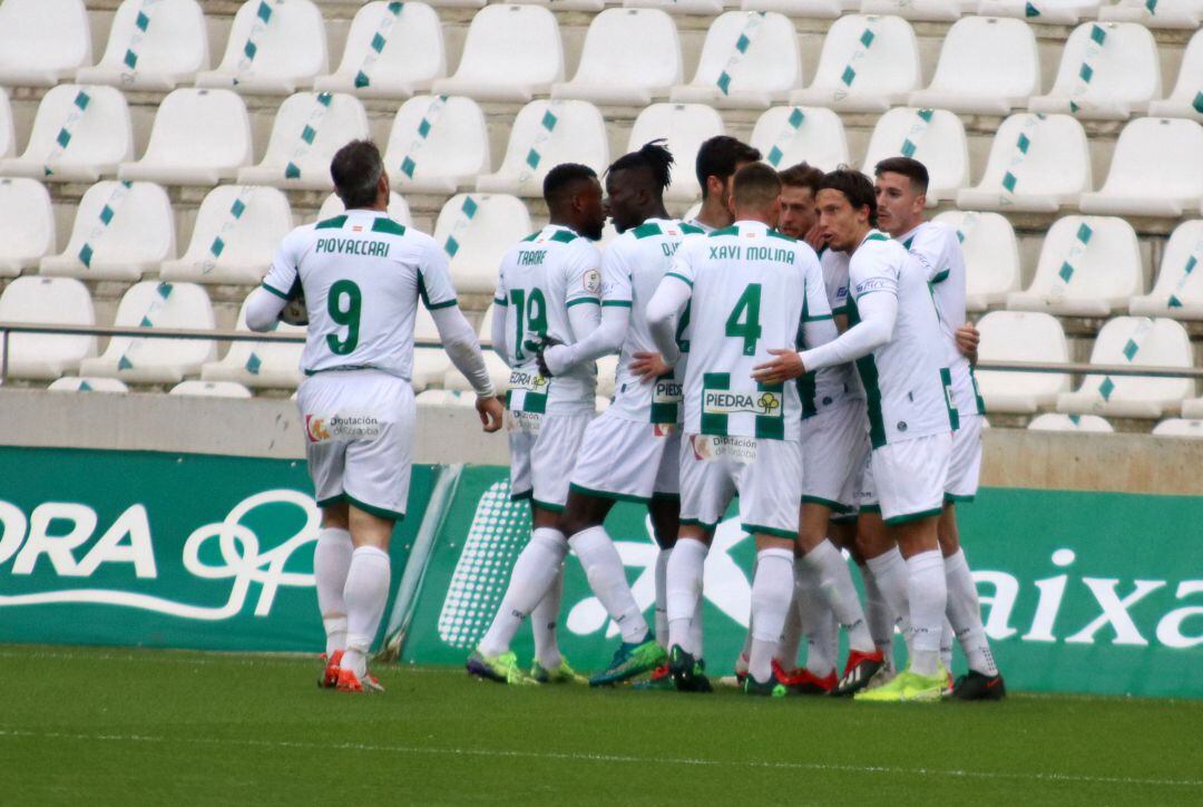 El equipo celebra el primer gol del partido. 