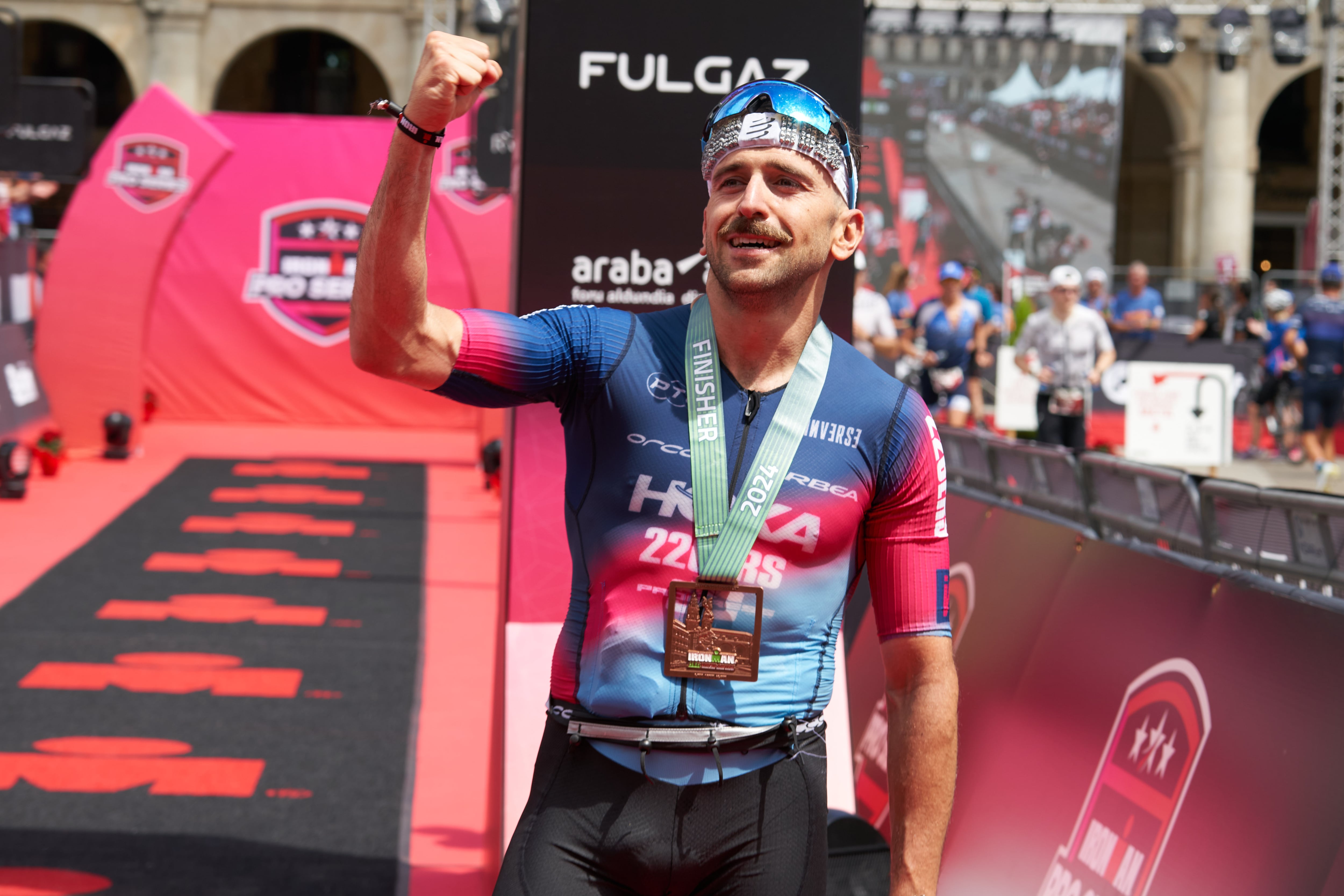 -FOTODELDÍA- VITORIA, 14/07/2024.- El competidor Antonio Benito vence este domingo, el triatlón Ironman de Vitoria. EFE/L. Rico
