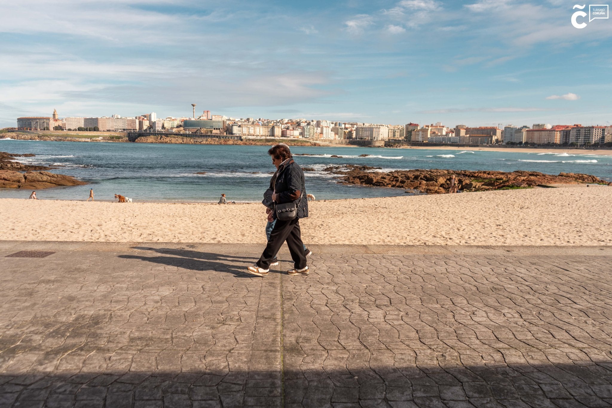 Mujer paseando por Riazor (A Coruña) | Foto: Turismo de A Coruña