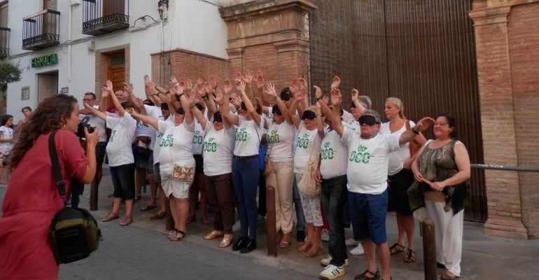 Los vecinos dieron la espalda simbólicamente al raudal de la Magdalena