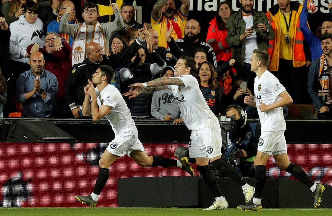 GRAF1572. VALENCIA, El delantero portugués del Valencia CF Gonçalo Guedes (i) celebra su gol, segundo del equipo ante el Levante, durante el partido de la trigésima segunda jornada de Liga en Primera División que se juega esta noche en el estadio de Mestalla, en Valencia. EFE, Kai Försterling