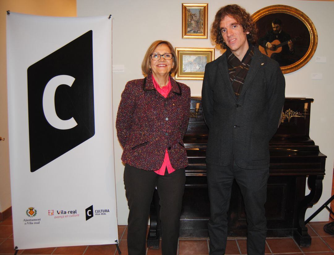 La concejala de Cultura, Rosario Royo con el guitarrista y director artístico del Instituto para el Desarrollo Musical, David Eres.