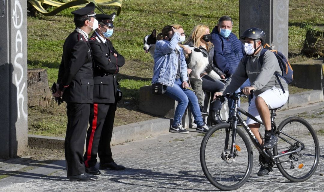 Dos &#039;carabinieri&#039; vigilan el cumplimiento de las medidas para luchar contra la COVID-19 en la ciudad italiana de Nápoles