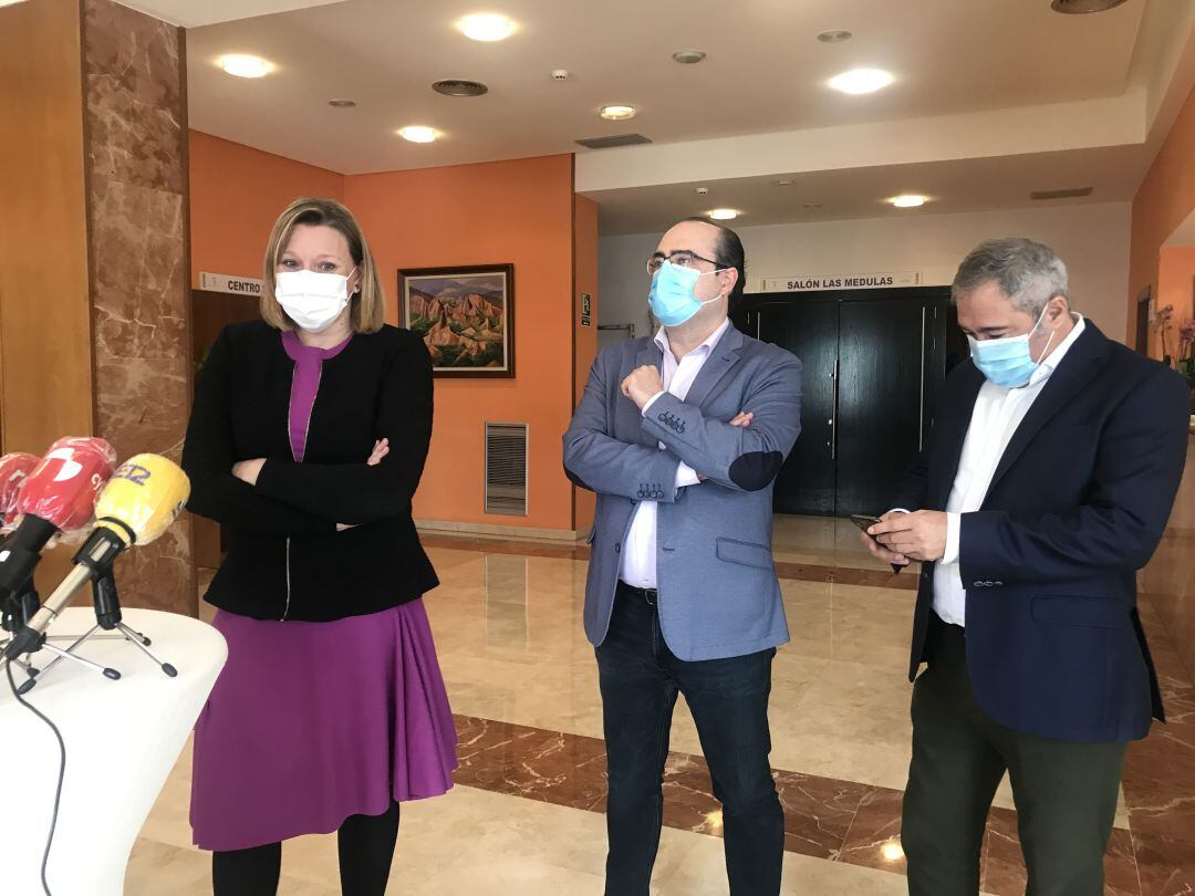 La consejera de Familia, el portavoz del PP en el ayuntamiento de Ponferrada y el director de Diario de León