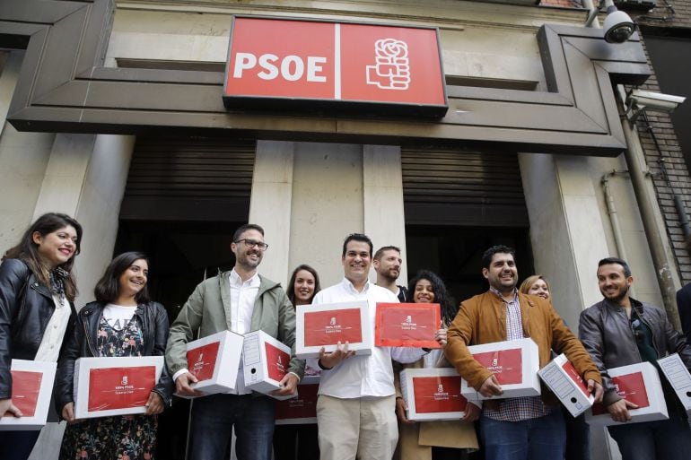 El equipo de Susana Díaz, a su llegada a la sede socialista de Ferraz donde hicieron entrega de los avales.