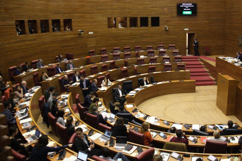 Imatge general de l'hemicle de les Corts Valencianes durant la votació del Consell rector de la nova corporació valenciana de mitjans amb els escons del PP buits després d'abandonar la votació.