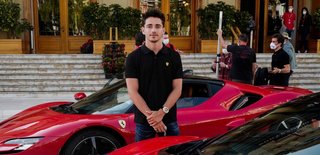 Charles Leclerc posa junto a varios Ferrari