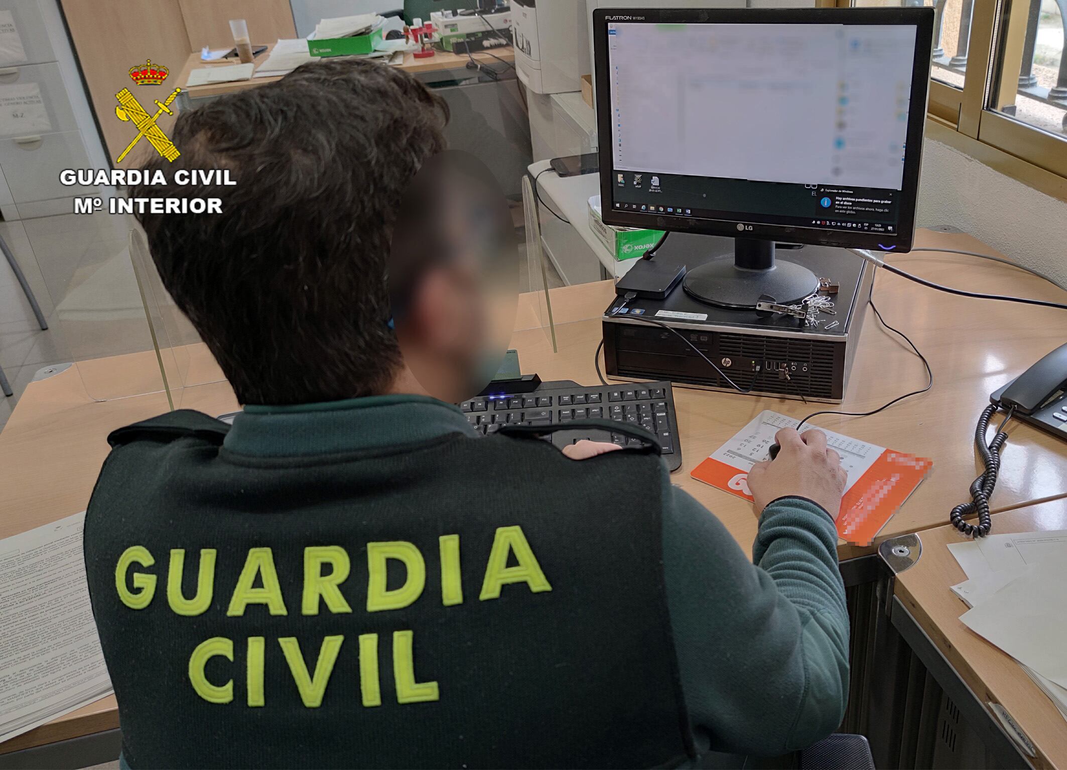 Agente de la Guardia Civil en plena investigación de la Operación &#039;Lache&#039;