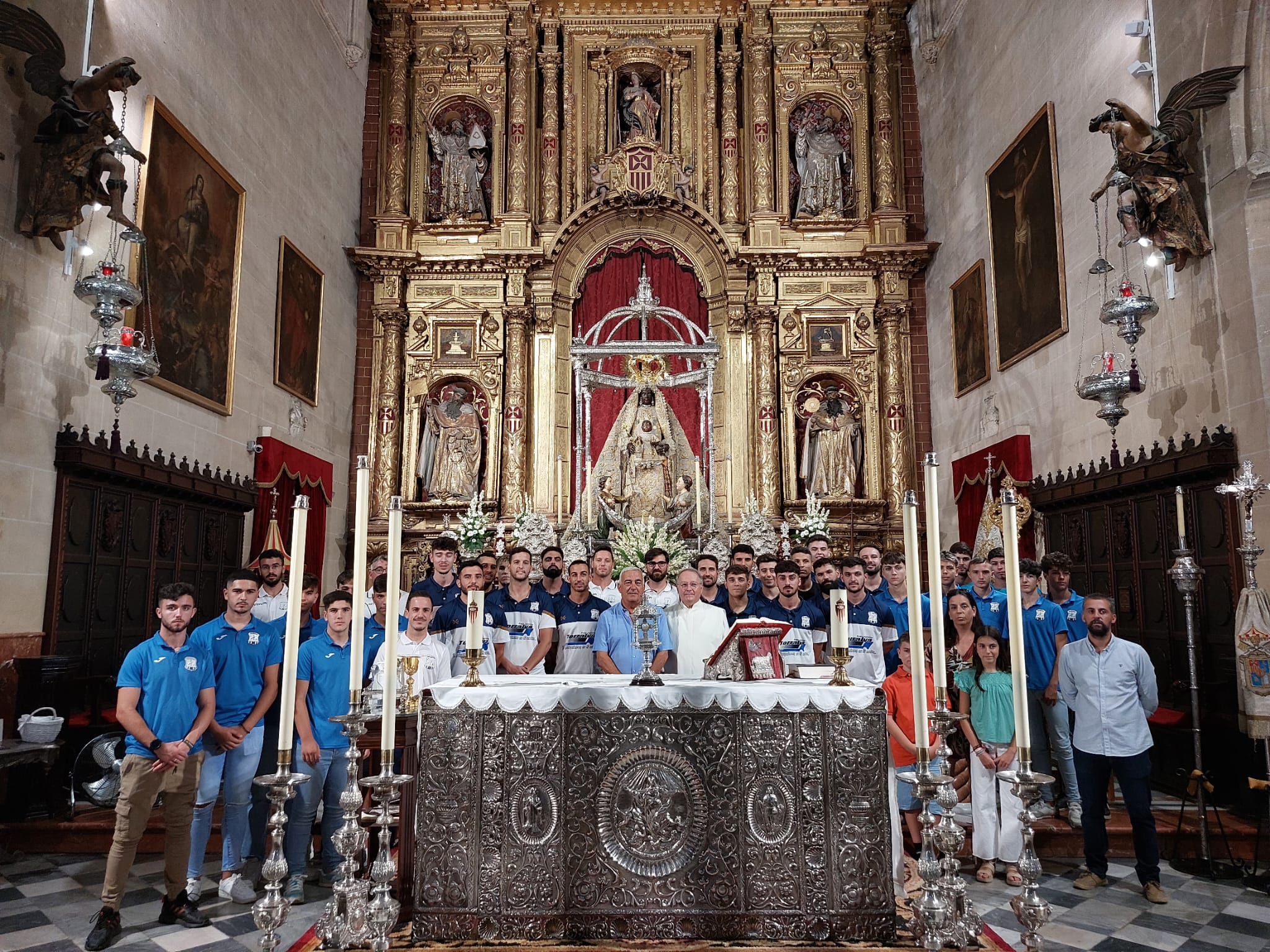 Jugadores, técnicos y directivos en la Parroquia de la Merced