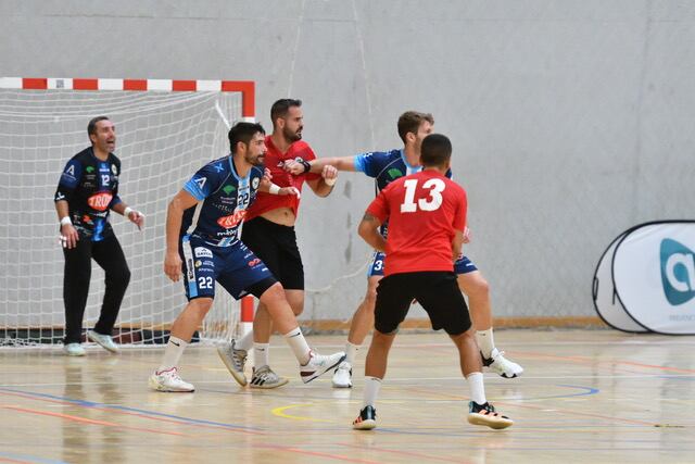 Javi García y Soriano defendiendo contra Los Dólmenes