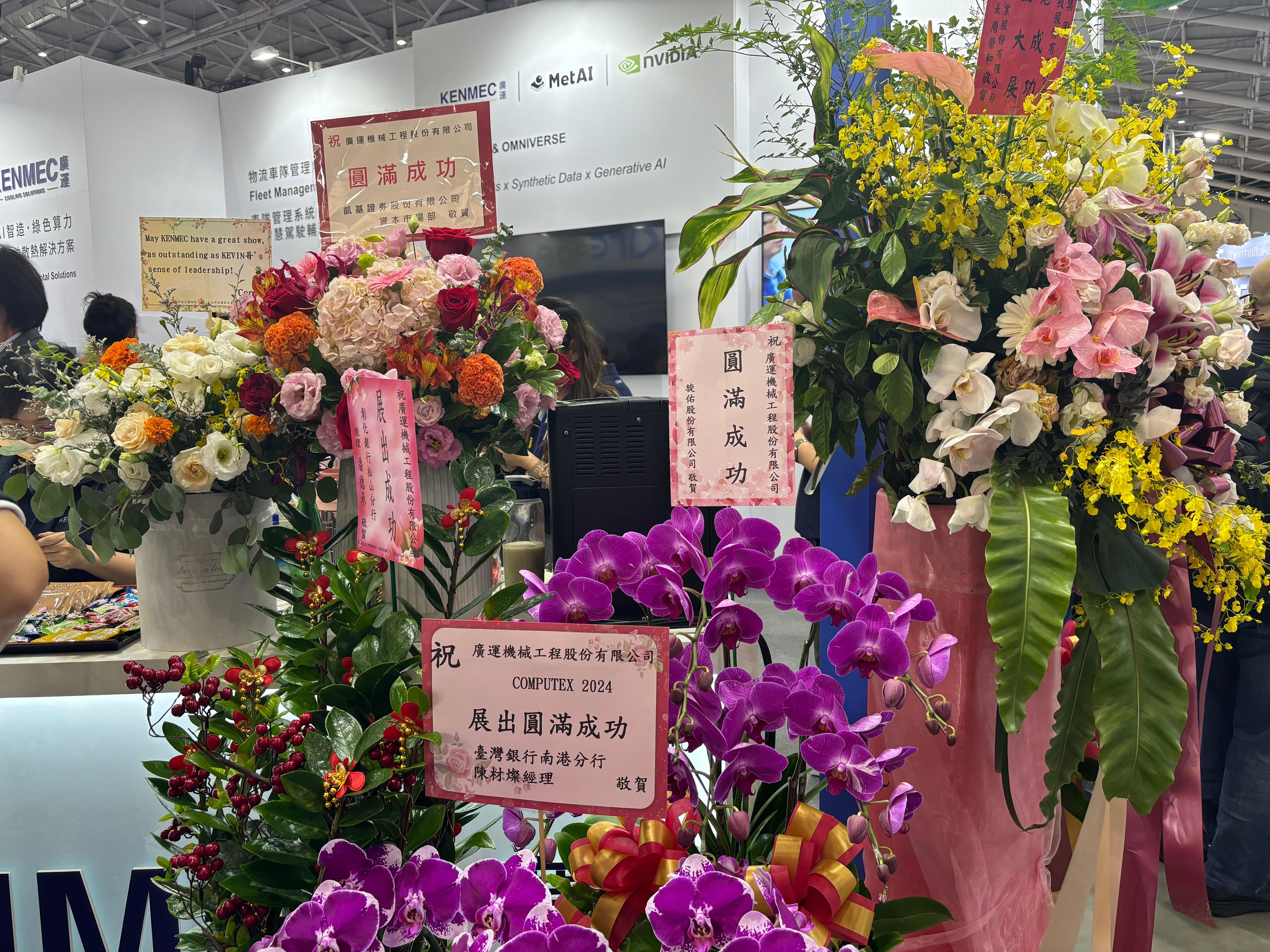 Centros de flores junto a uno de los stands de la feria.