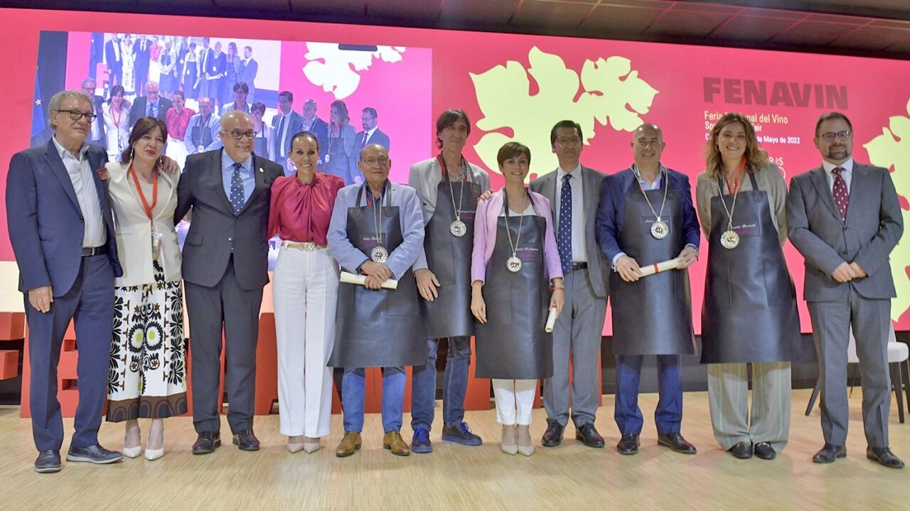 Foto de familia de las personalidades distinguidas como embajadores  y embajadoras del vino en Fenavin 2022