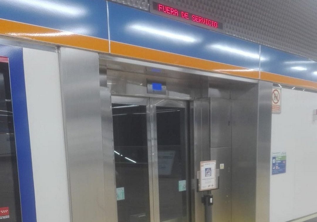 Ascensor fuera de servicio en la estación Hospital del Henares, en la línea 7B de Metro de Madrid.