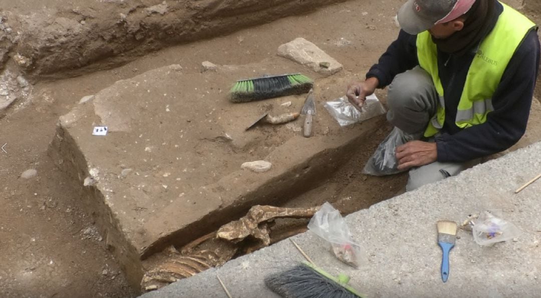 Trabajos de los arqueólogos en el Mercado Central