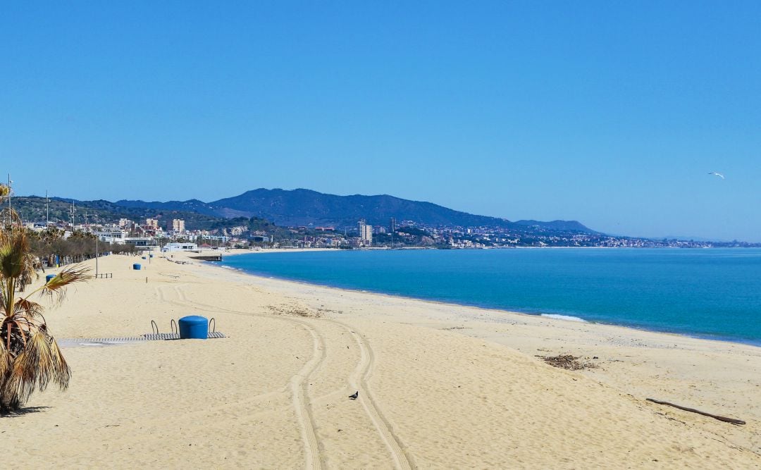 La playa de Badalona completamente vacía.