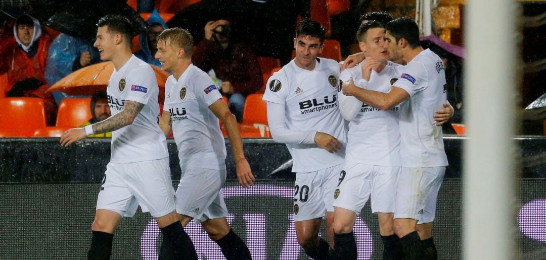 Los jugadores del Valencia celebran un gol en Mestalla