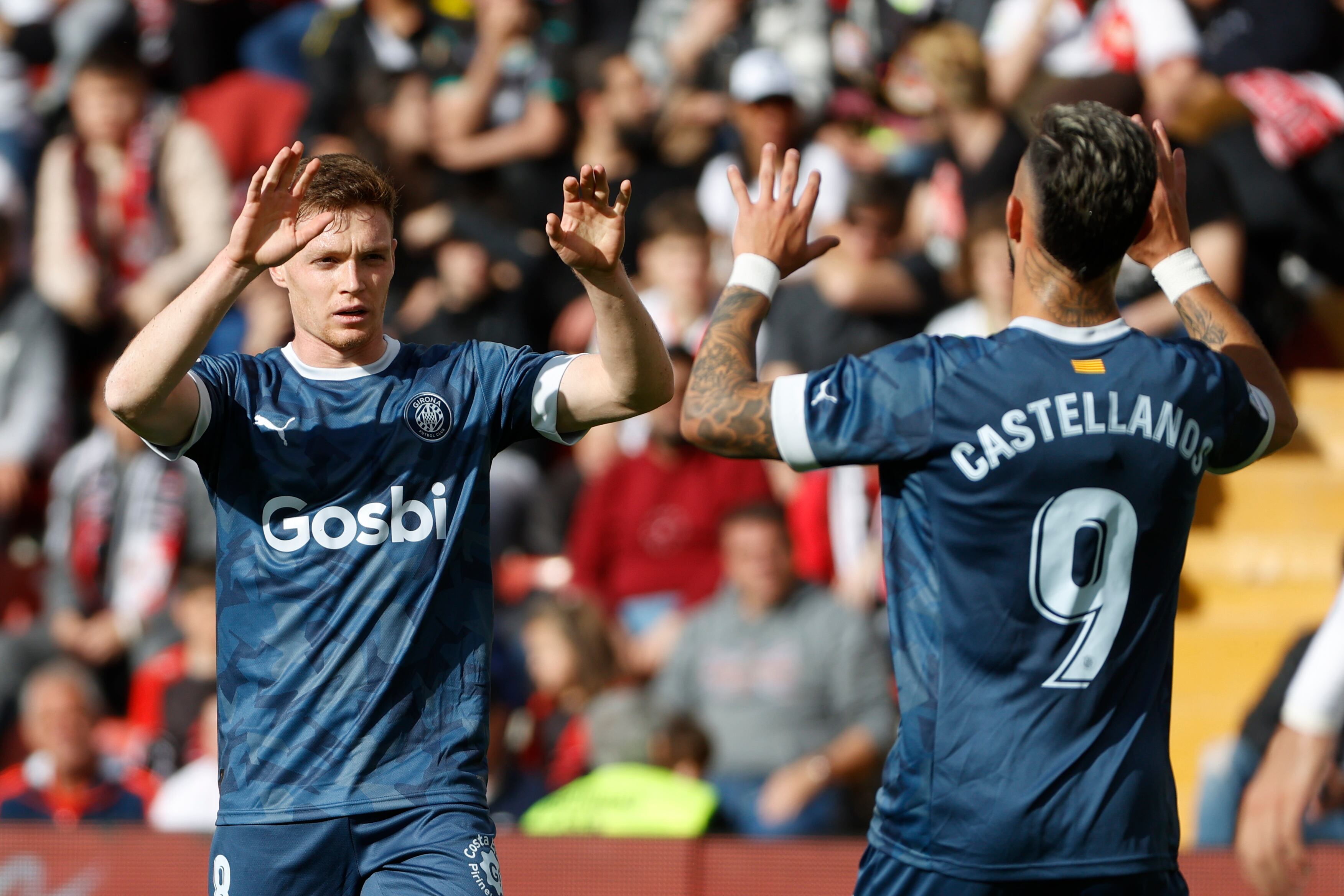 MADRID 18/03/2023.- El centrocampista del Girona FC Viktor Tsygankov (i) celebra el gol de su equipo (anotado por él mismo) con su compañero Taty Castellanos (d) durante el partido de la Jornada 26 de LaLiga Santander, que enfrenta este sábado al Rayo Vallecano y Girona FC en el estadio 'Campo de fútbol de Vallecas' en Madrid. EFE/ Mariscal