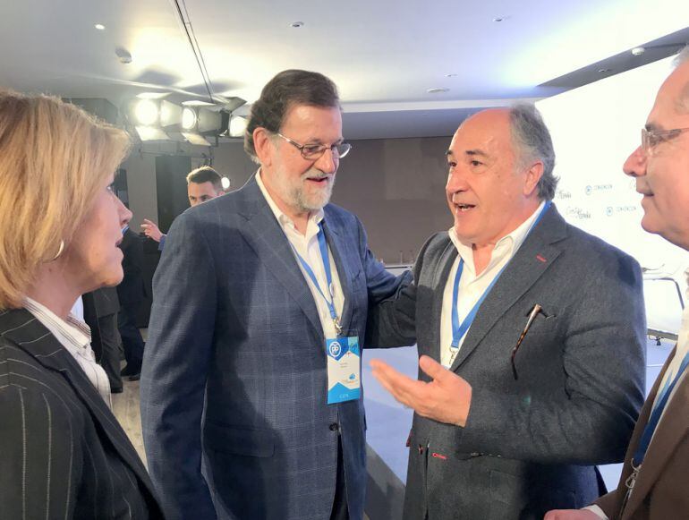 El alcalde de Algeciras, José Ignacio Landaluce, conversa con el presidente del Gobierno, Mariano Rajoy en la Convención nacioanl del PP