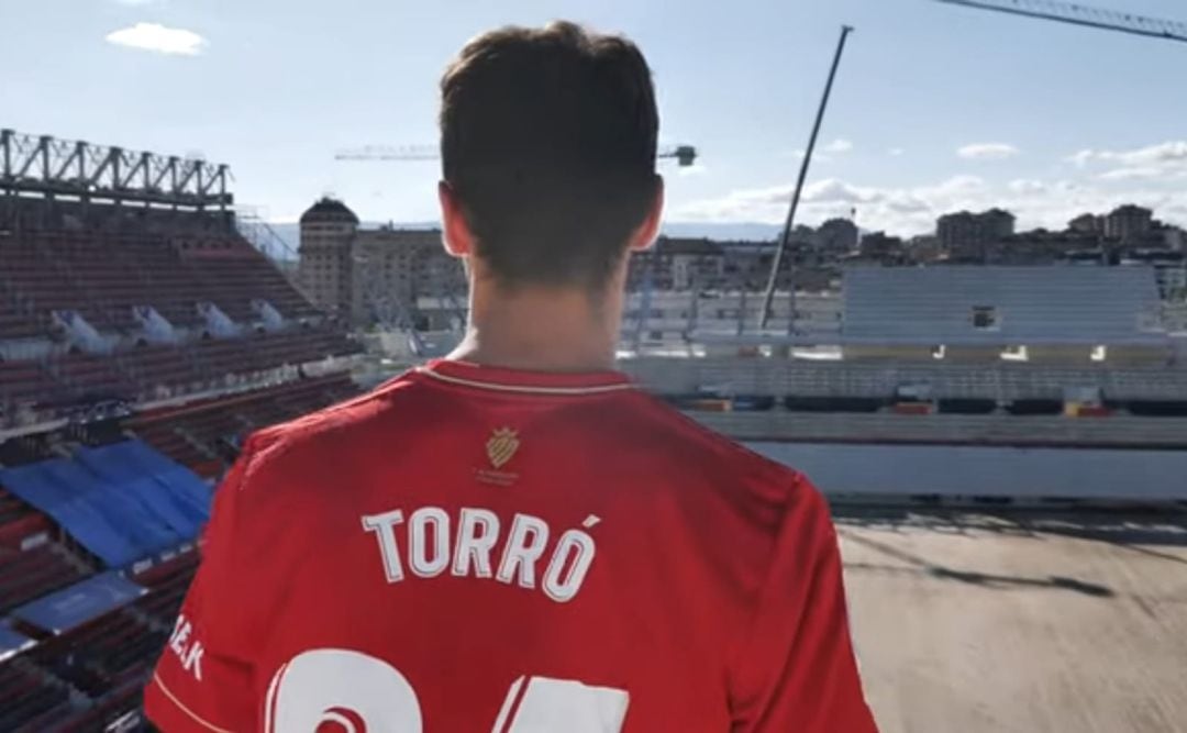 Lucas Torró en su presentación del pasado verano en Osasuna con el Sadar en plena reforma 