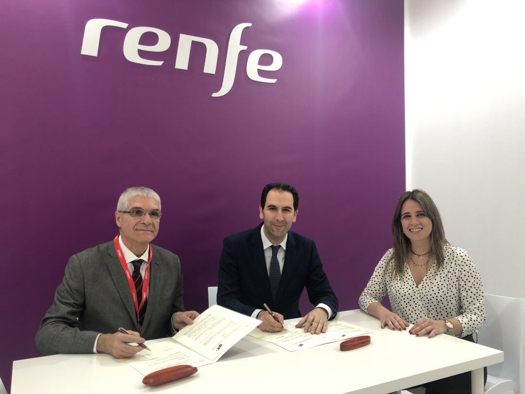 De izquierda a derecha: Presidente de RENFE, Isaías Taboas, alcalde de Palencia, Mario Simón, concejal de Turismo, Laura Lombraña