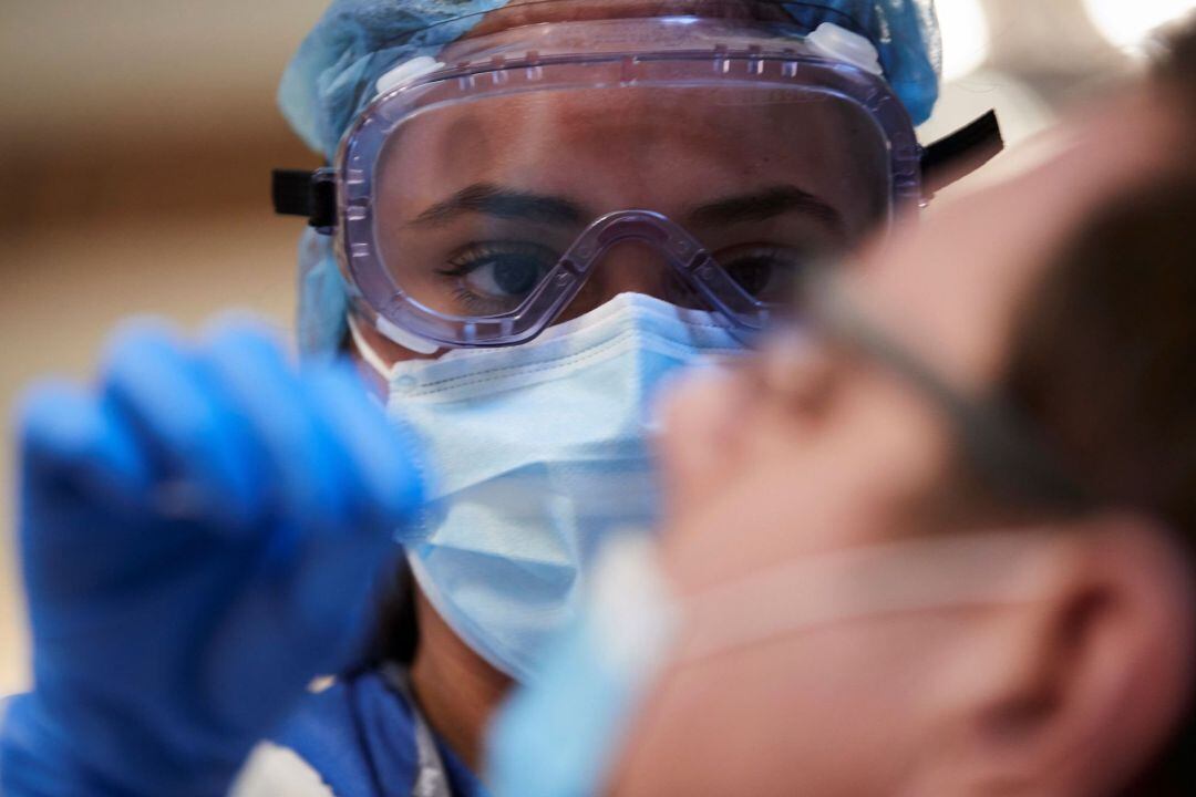 Una sanitaria realiza un test serológico en el dispositivo de cribado masivo q