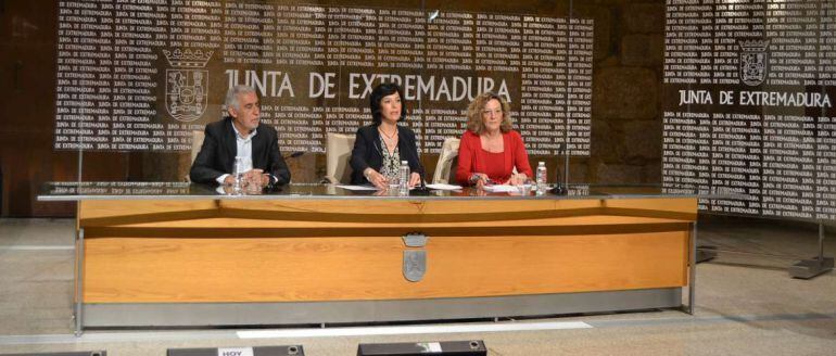 Consejera de eduación Esther Gutiérrez, el secretario general de Educación, Rafael Rodríguez de la Cruz, y de la directora general de Personal Docente, Heliodora Burgos. 