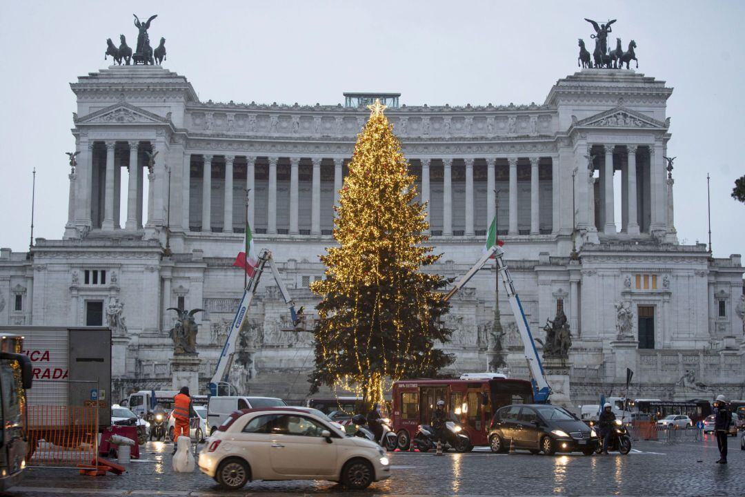 Decoración navideña en la romana Plaza de Venecia. 