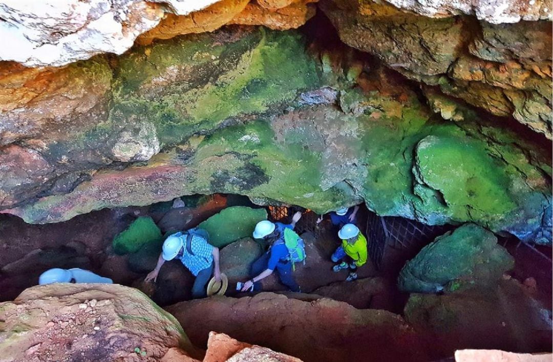 Turistas visitando la Cueva de Montesinos