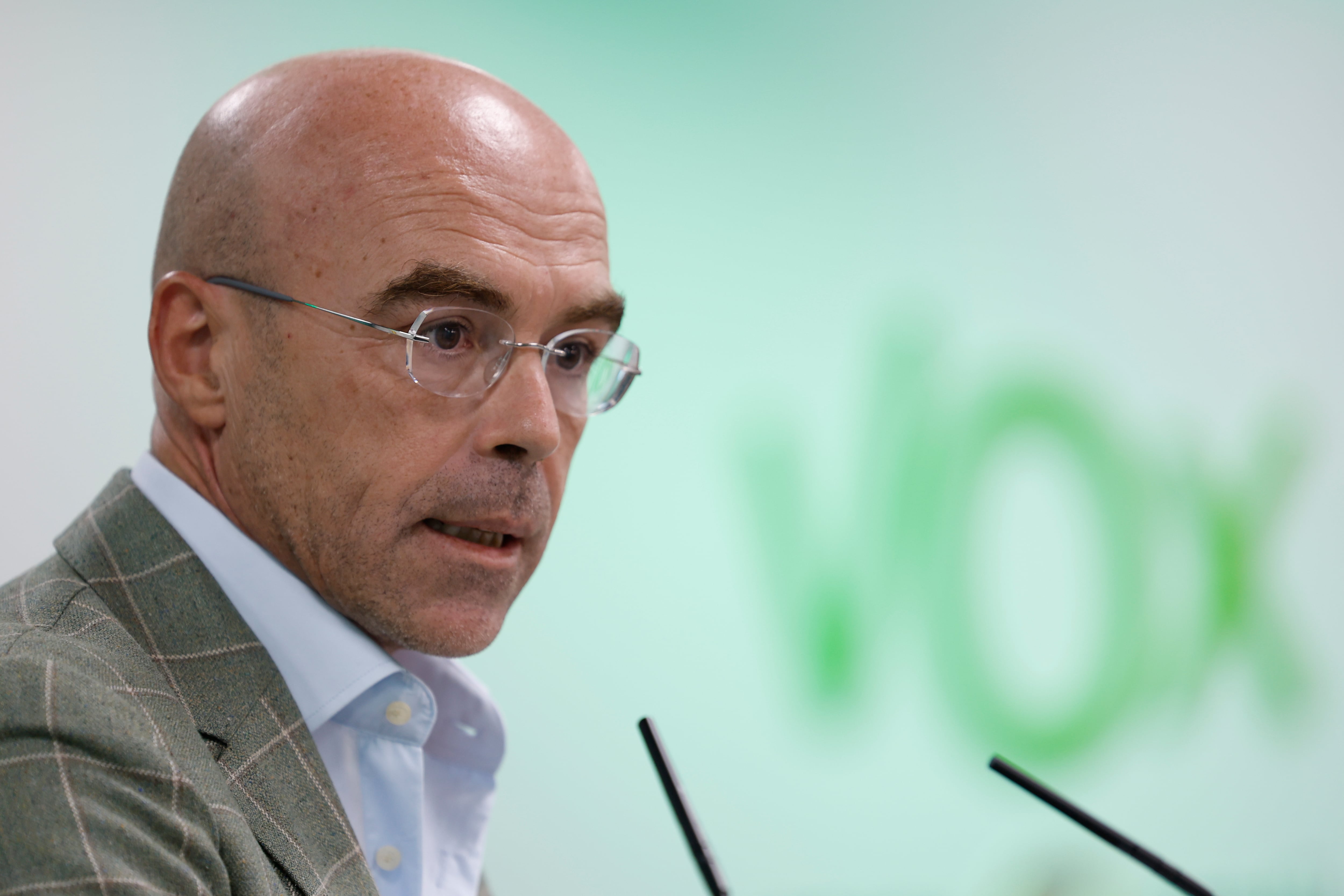 El vicepresidente de Acción política de Vox, Jorge Buxadé, da una rueda de prensa en la sede del partido en Madrid este lunes tras haberse reunido con el resto del Comité de Acción Política de su formación. EFE/ Mariscal