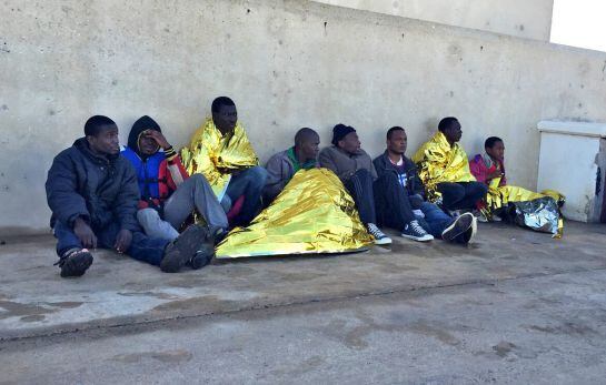 Parte de los diecisiete inmigrantes de origen subsahariano que han llegado el lunes a Melilla a bordo de una patera