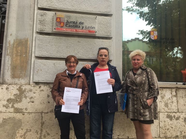 Representantes de la plataforma hacen entrega en Palencia del registro de las firmas