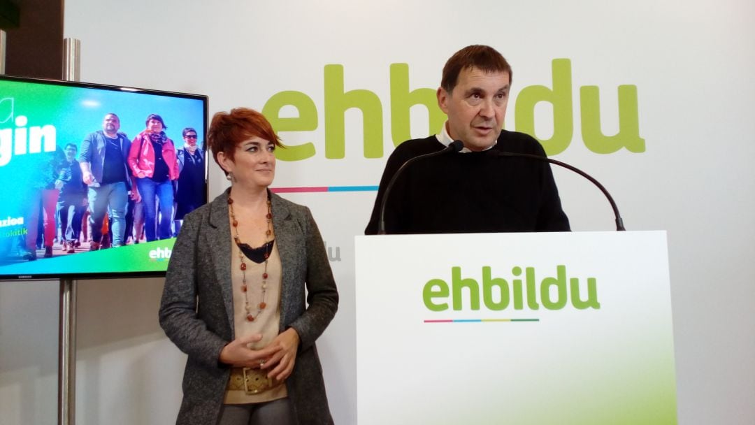 Arnaldo Otegi se dirige a los periodistas acompañado por la candidata de EH Bildu en Navarra, Bakartxo Ruiz