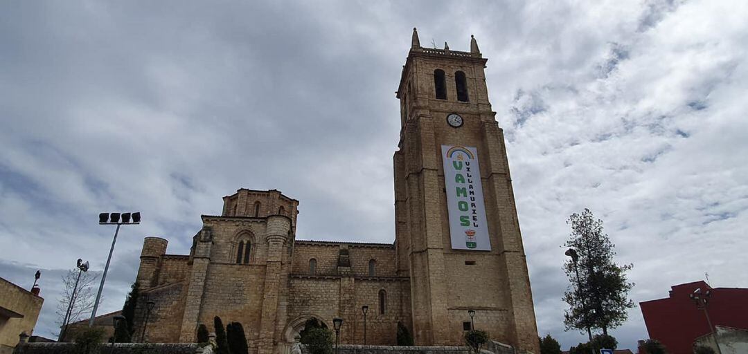 Lona que ha colocado el Ayuntamiento de Villamuriel de Cerrato (Palencia) en la iglesia de la localidad