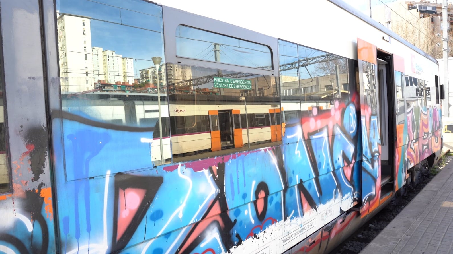 Un vagó d&#039;un tren de rodalies pintant amb graffittis