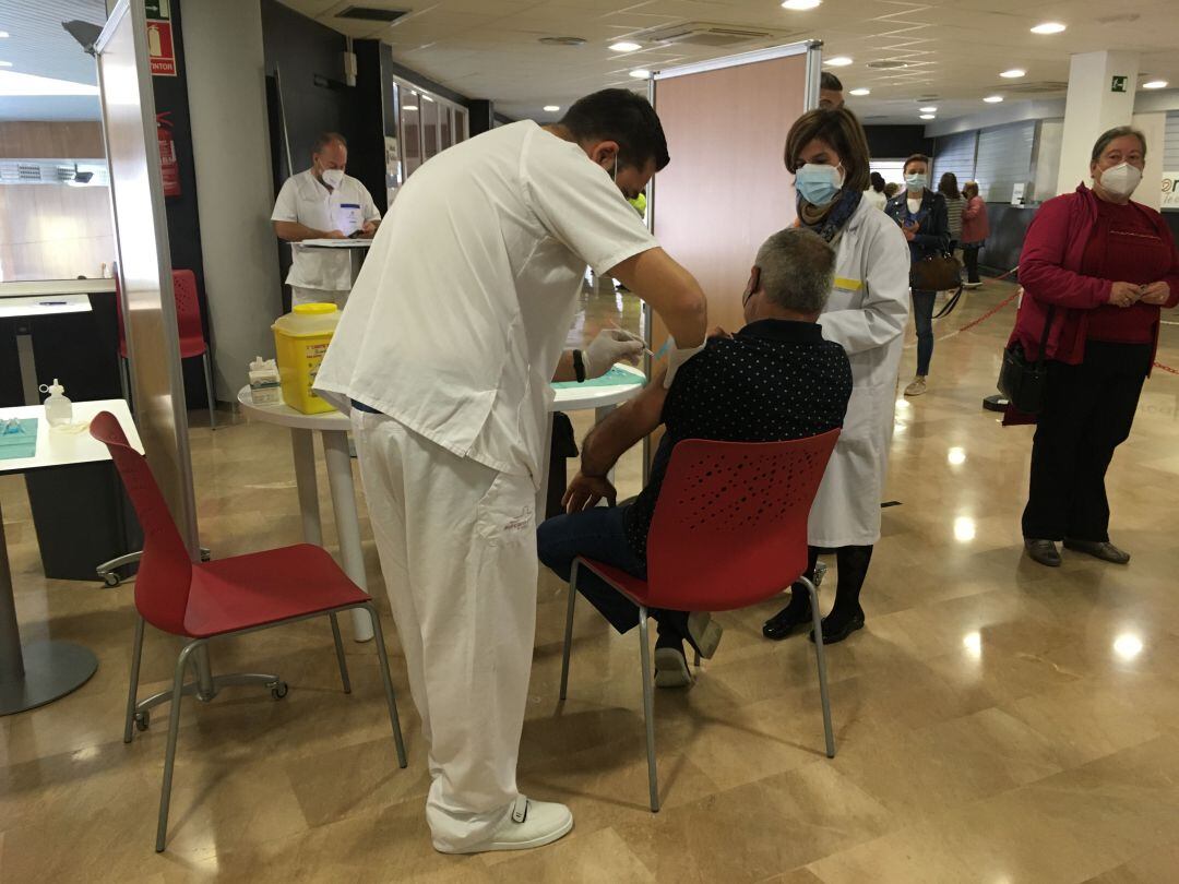 Un usuario recibe la vacuna de AstraZeneca