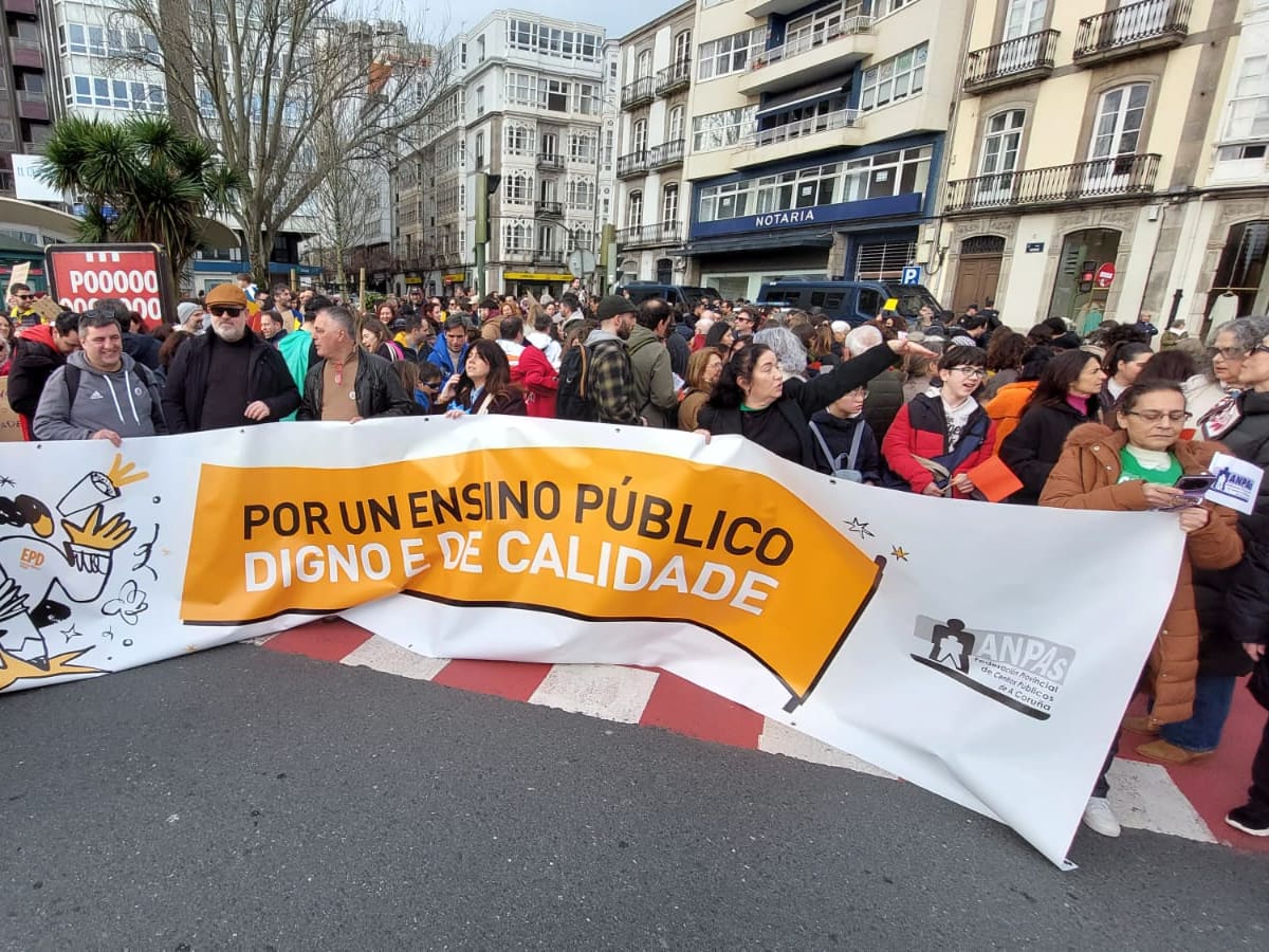 Más de 2.000 personas reclaman en A Coruña soluciones a los problemas de la educación pública