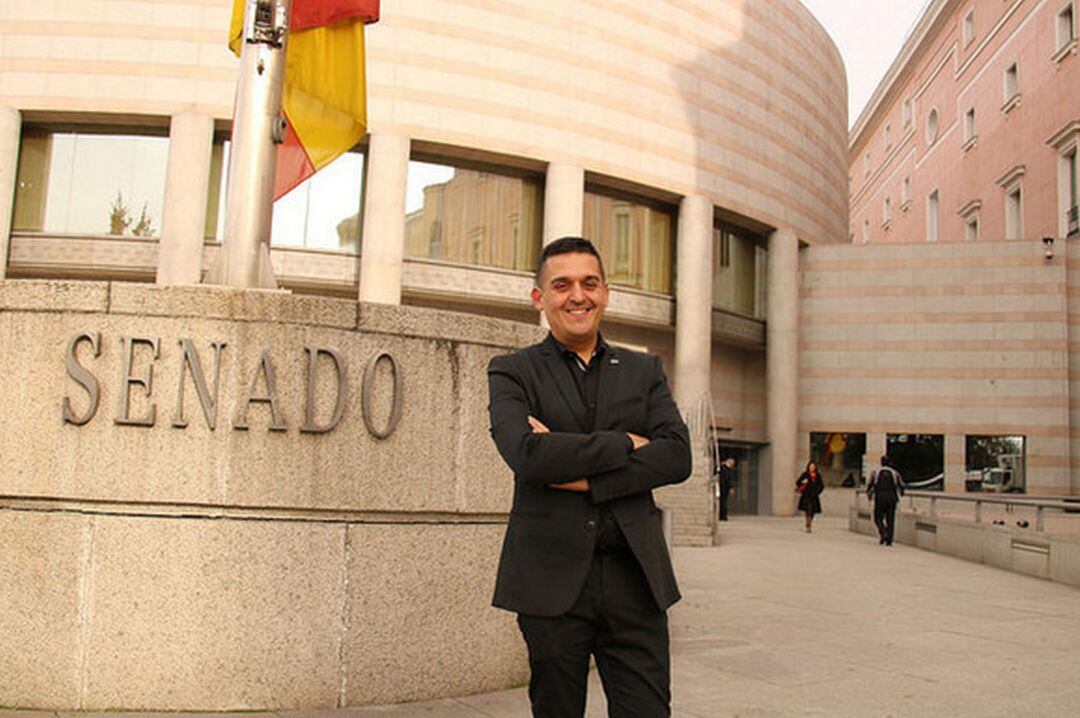 El senador de Compromís en las puertas del Senado