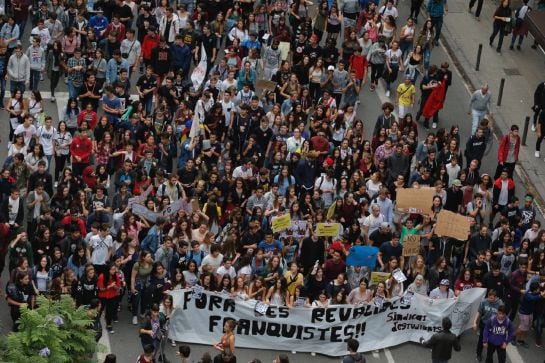 Varios centenares de estudiantes, la mayoría de secundaria, se manifiestan por el centro de Barcelona.