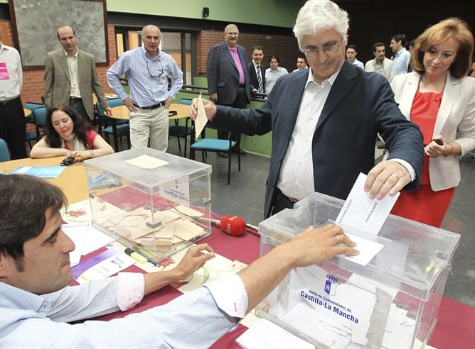 El presidente de Castilla-La Mancha y candidato a la reelección, José María Barreda, junto a su mujer, la diputada Clementina Díez de Baldeón, deposita su voto en el colegio electoral instalado en el Centro Social de La Poblachuela.