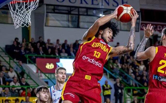 Izan Almansa en un partido con España