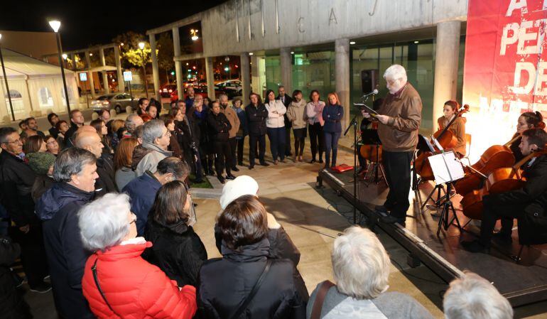 El periodista Vicente Romero leyendo el manifiesto contra la pena de muerte en Tres Cantos