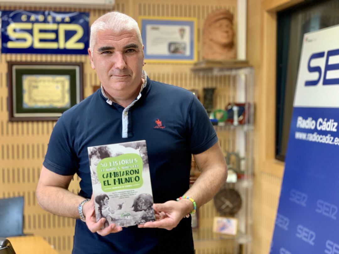 Francicso Cid Fornell, en los estudios de Radio Cádiz, con su libro &quot;50 historias de niñas y niños que cambiaron el mundo&quot;