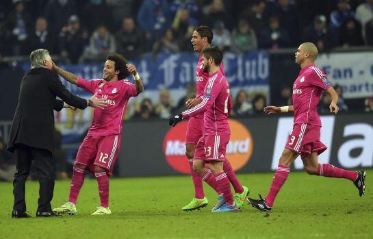 El defensa brasileño del Real Madrid, Marcelo Vieira, celebra su tanto con el italiano Carlo Ancelotti