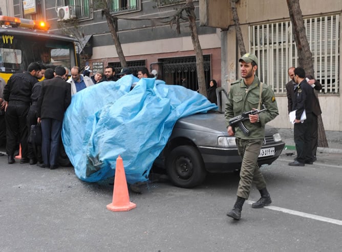 La bomba hirió a otras dos personas en el barrio de Seyed Khandan, cercano a la Universidad, y fue colocada en el vehículo por un individuo que viajaba en una motocicleta