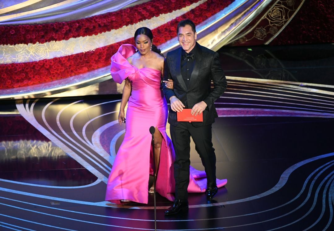 Angela Bassett y Javier Bardem, en el escenario de la gala de entrega de los Oscar.